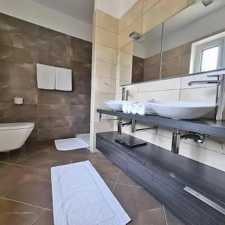 Вилла Spacious Villa With Pool, Indoor Jacuzzi And Sauna Near Porec