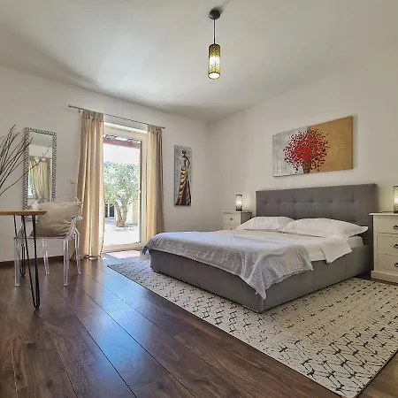 Вилла Spacious Villa With Pool, Indoor Jacuzzi And Sauna Near Porec *