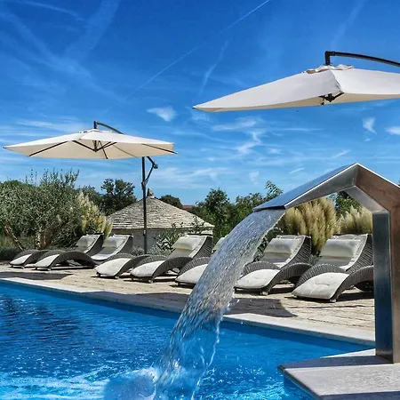 Spacious Villa With Pool, Indoor Jacuzzi And Sauna Near Porec Вилла *