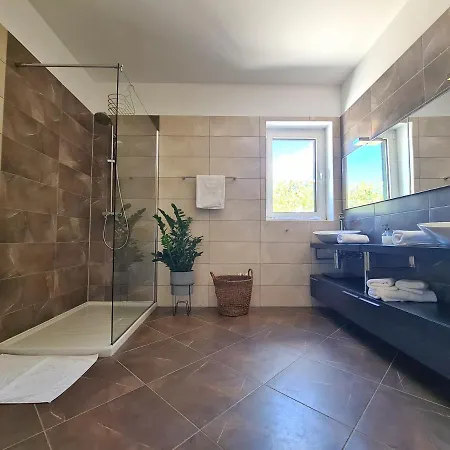 Villa Spacious Villa With Pool, Indoor Jacuzzi And Sauna Near Porec *