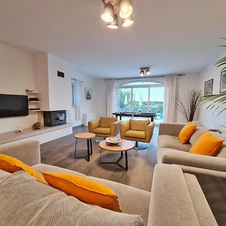 Villa Spacious Villa With Pool, Indoor Jacuzzi And Sauna Near Porec