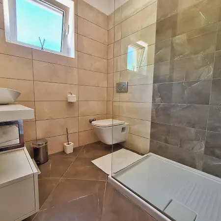 Villa Spacious Villa With Pool, Indoor Jacuzzi And Sauna Near Porec
