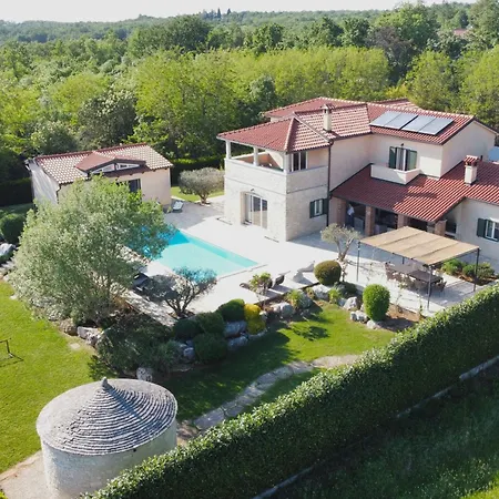 Villa Spacious With Pool, Indoor Jacuzzi And Sauna Near Porec