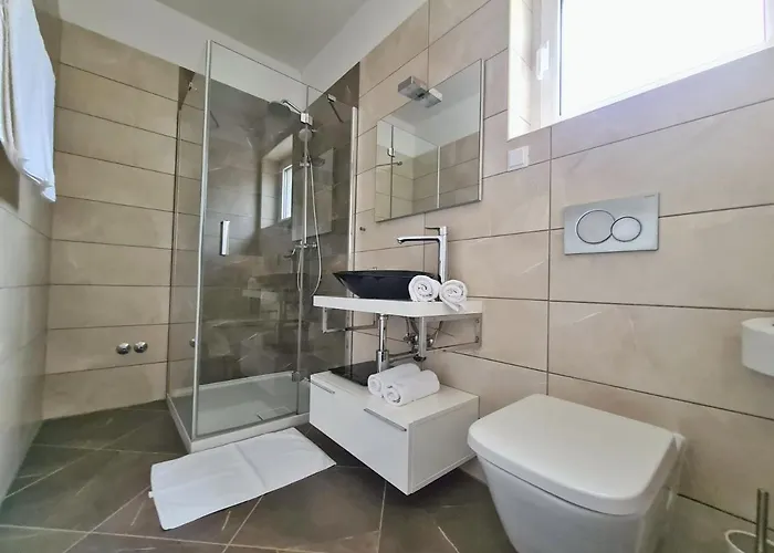 Villa Spacious With Pool, Indoor Jacuzzi And Sauna Near Porec *