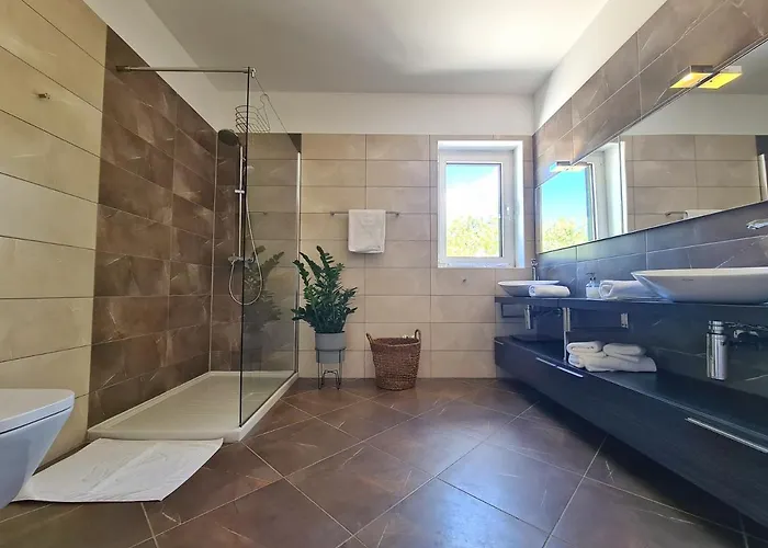 Villa Spacious With Pool, Indoor Jacuzzi And Sauna Near Porec *