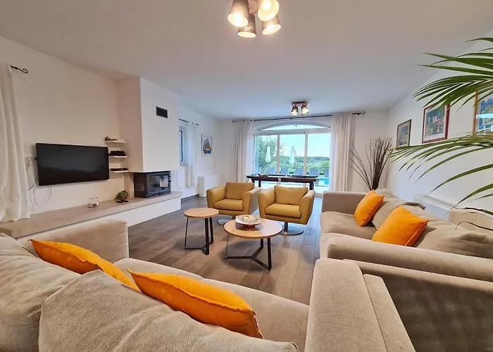 Villa Spacious With Pool, Indoor Jacuzzi And Sauna Near Porec