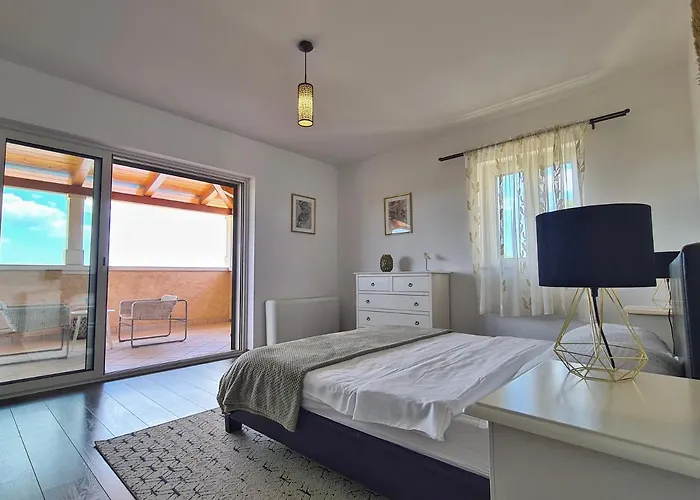 Villa Spacious With Pool, Indoor Jacuzzi And Sauna Near Porec Višnjan