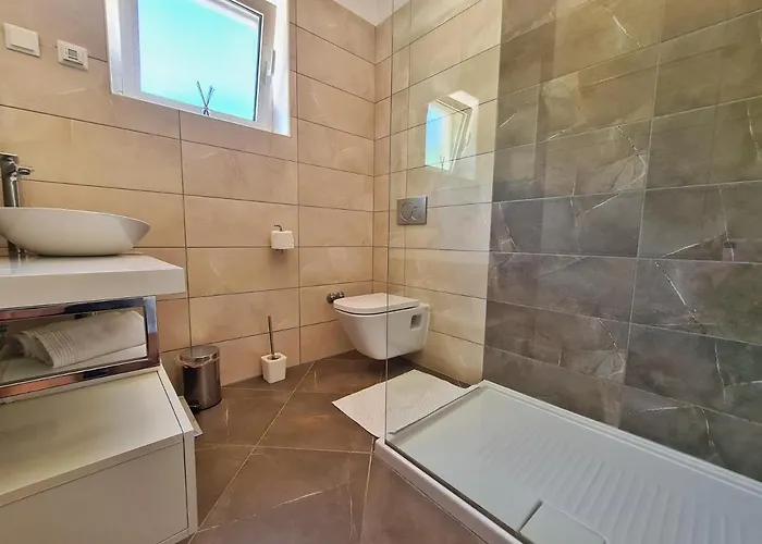 Villa Spacious With Pool, Indoor Jacuzzi And Sauna Near Porec