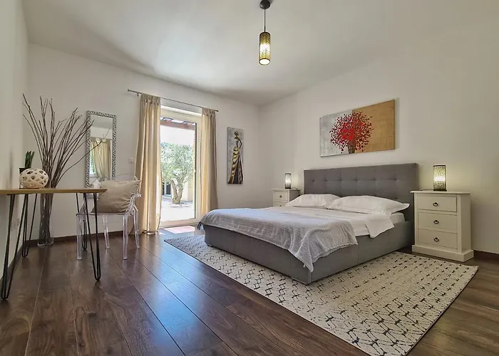 Villa Spacious With Pool, Indoor Jacuzzi And Sauna Near Porec *