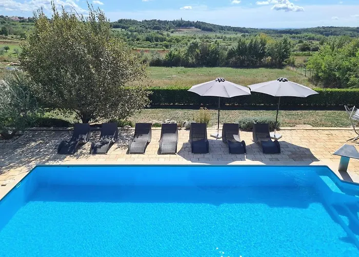 Villa Spacious With Pool, Indoor Jacuzzi And Sauna Near Porec Višnjan