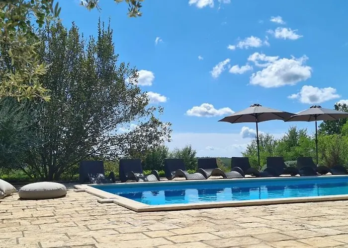 Spacious With Pool, Indoor Jacuzzi And Sauna Near Porec Višnjan