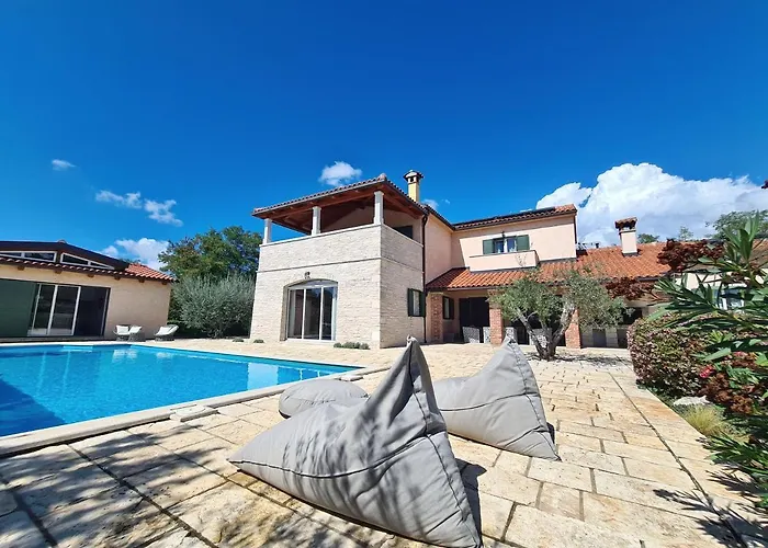 Spacious With Pool, Indoor Jacuzzi And Sauna Near Porec *