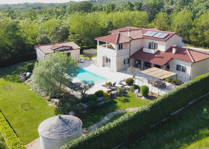 Villa Spacious With Pool, Indoor Jacuzzi And Sauna Near Porec