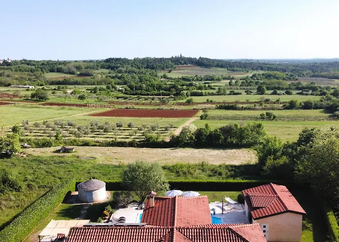 Spacious With Pool, Indoor Jacuzzi And Sauna Near Porec