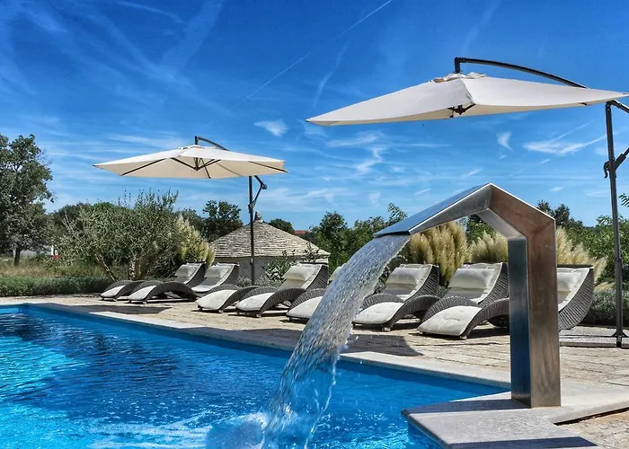 Spacious With Pool, Indoor Jacuzzi And Sauna Near Porec Villa *