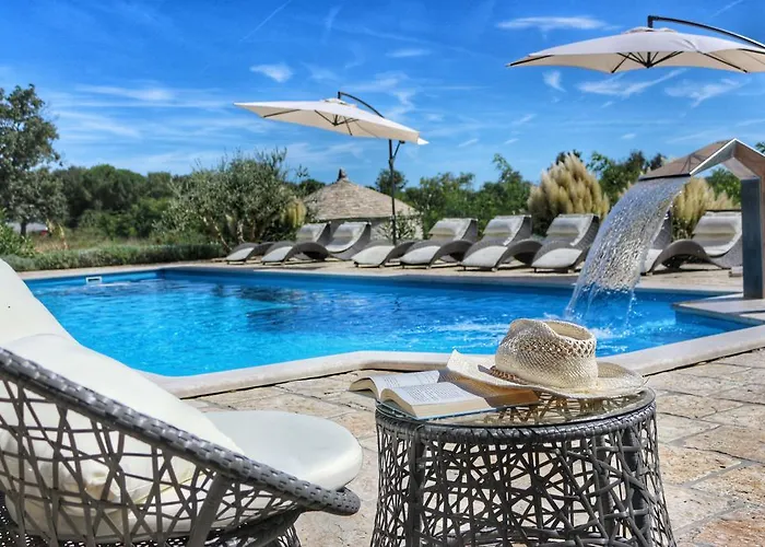 Villa Spacious With Pool, Indoor Jacuzzi And Sauna Near Porec *